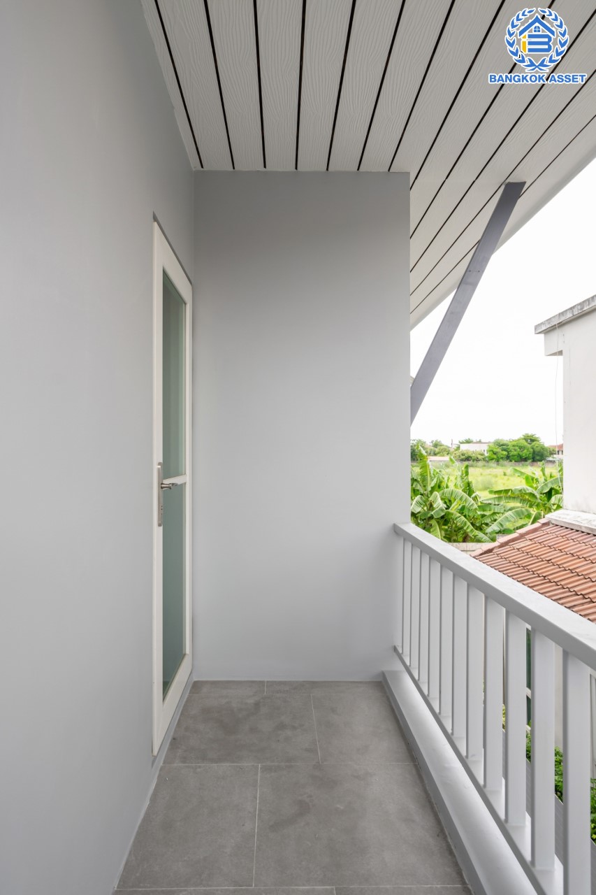 บ้านมือสองตกแต่งใหม่ ม.พิชชานันท์ สุคนธสวัสดิ์ หลังมุม เนื้อที่ 53.9 ตร.ว. ฟังก์ชัน 3 ห้องนอน 3 ห้องน้ำ 2 ที่จอดรถ พร้อม Living Area กว้างขวางชั้นสอง บนทำเลใจกลางเมือง! เชื่อมต่อทั้งถนนประเสริฐมนูญกิจ ,เกษตร-นวมินทร์, ลาดพร้าว, รัชโยธินฯ ใกล้ทางด่วนรามอินทรา และรถไฟฟ้าสายสีน้ำตาล "สถานีโรงเรียนสตรีวิทยา2"